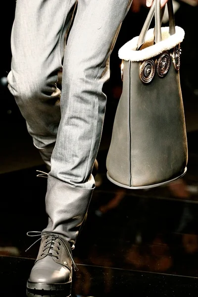 Look 16